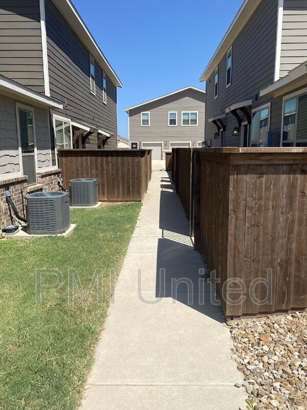 655 Harvest Moon Dr in Venus, TX - Building Photo - Building Photo