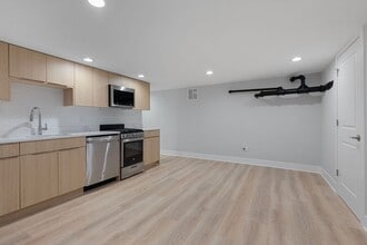 7600 N Sheridan Rd, Unit B1 in Chicago, IL - Building Photo - Building Photo