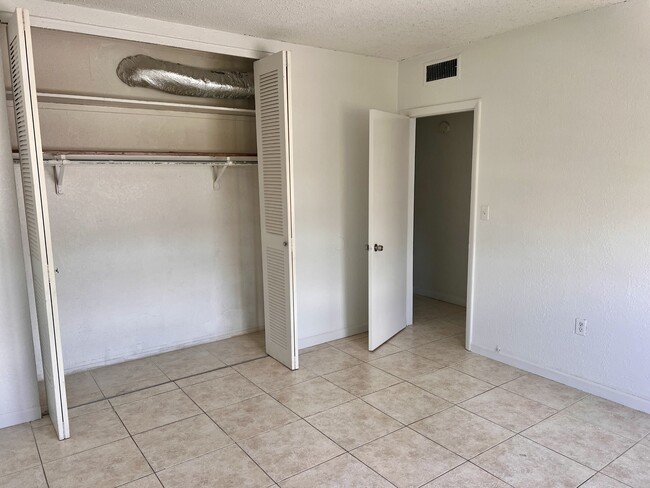 1821 NE 168th St in North Miami Beach, FL - Foto de edificio - Building Photo