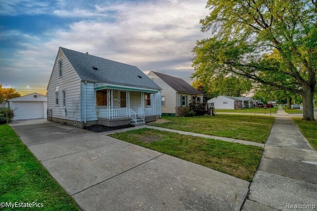 6151 Helen St in Garden City, MI - Building Photo - Building Photo