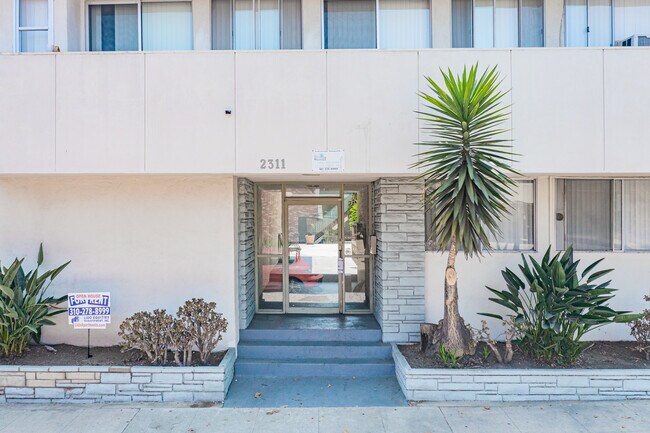 Lido Apartments - 2311 Bentley Ave in Los Angeles, CA - Foto de edificio - Building Photo