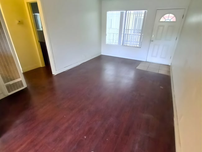 1080 Temple Ave, Unit 102 in Long Beach, CA - Foto de edificio - Building Photo