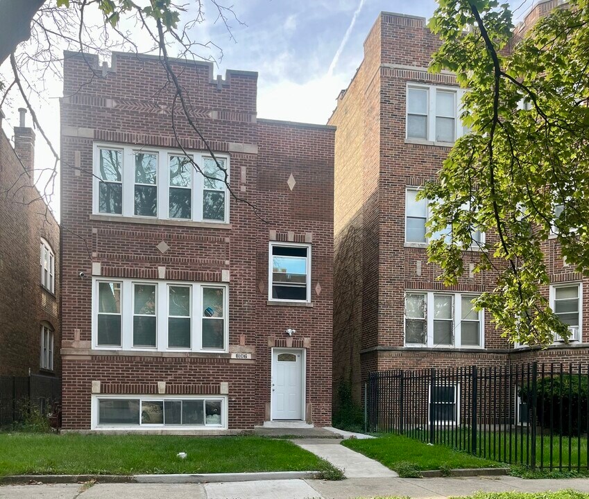 8106 S Langley Ave in Chicago, IL - Building Photo