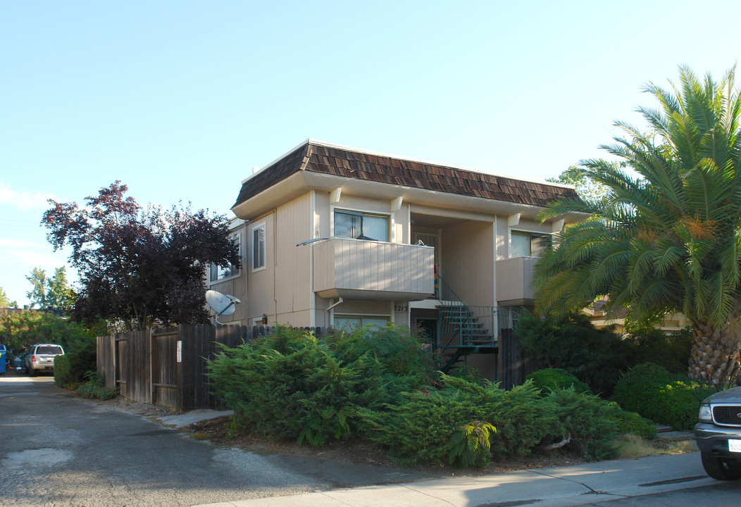 2213 Roselake Ave in Sacramento, CA - Building Photo