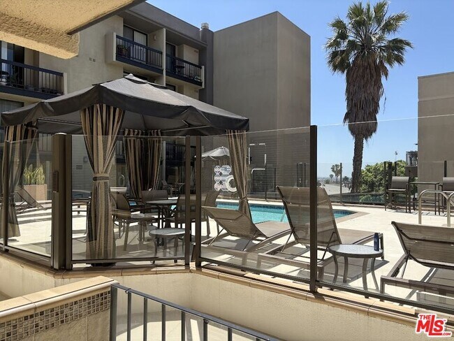7320 Hawthorn Ave in Los Angeles, CA - Building Photo - Building Photo