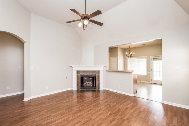 10215 Morning Hill Dr in Memphis, TN - Foto de edificio - Building Photo