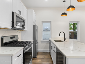2142 N Maplewood Ave-Unit -1R in Chicago, IL - Building Photo - Building Photo