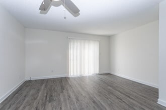 Brynn Marr Village offering 1, 2 and 3 bed... in Jacksonville, NC - Building Photo - Interior Photo
