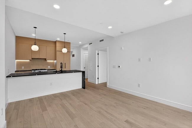 139 Christopher Columbus Dr in Jersey City, NJ - Building Photo - Building Photo