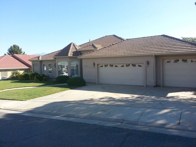 1631 Redstone Way in Saint George, UT - Building Photo - Building Photo