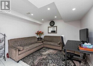 24 Thornapple St in Brampton, ON - Building Photo - Building Photo