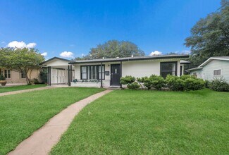 323 Craigmont Ln in San Antonio, TX - Building Photo - Building Photo