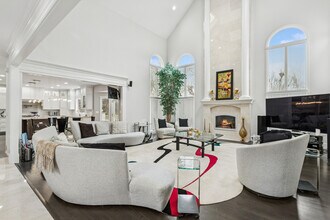 9200 Falling Waters Dr W in Burr Ridge, IL - Building Photo - Building Photo