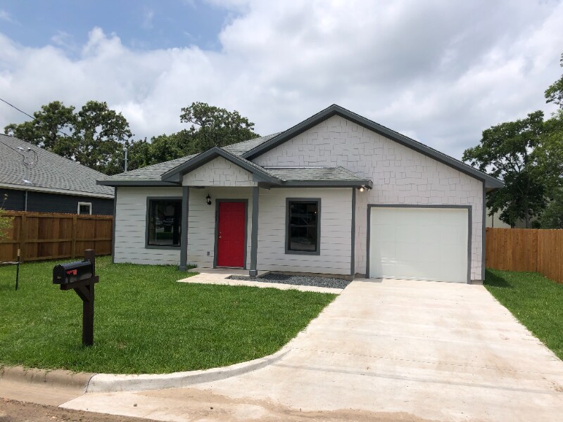 327 N Polk St in Giddings, TX - Building Photo