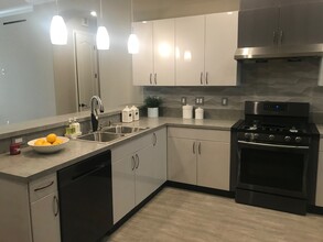 201 N Reese Pl, Unit 102 in Burbank, CA - Foto de edificio - Building Photo