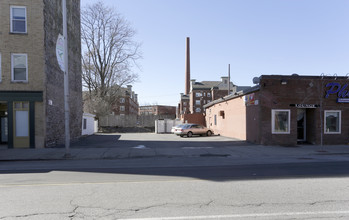 Group Home in Lowell, MA - Building Photo - Building Photo