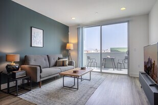 10473 Santa Monica Blvd in Los Angeles, CA - Building Photo