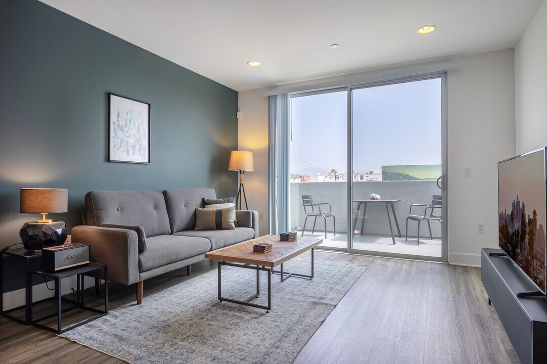 10473 Santa Monica Blvd in Los Angeles, CA - Building Photo