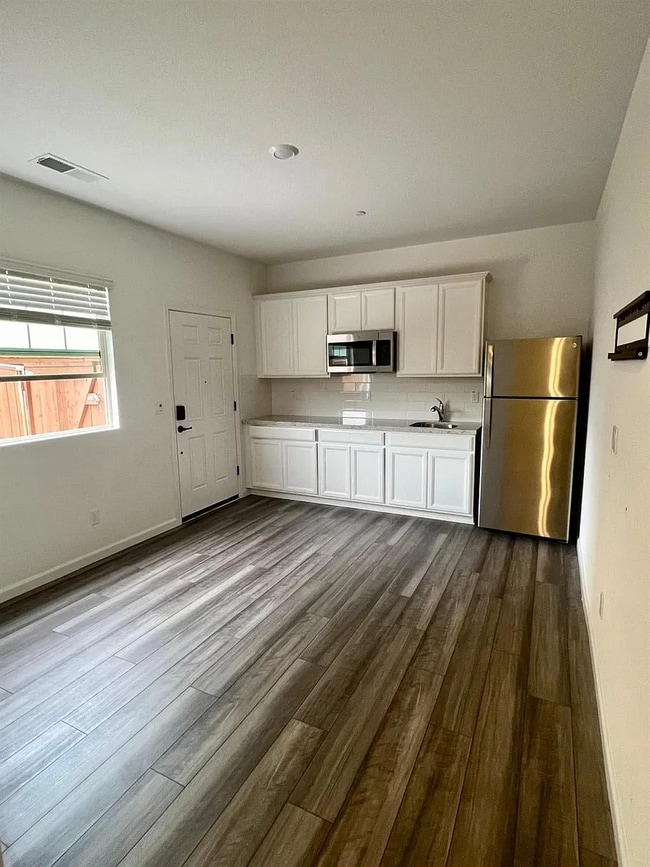 3065 Newfoundland Dr, Unit Suite in Roseville, CA - Building Photo - Building Photo