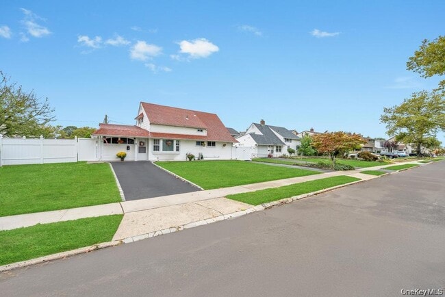 46 Hardy Ln in Westbury, NY - Foto de edificio - Building Photo