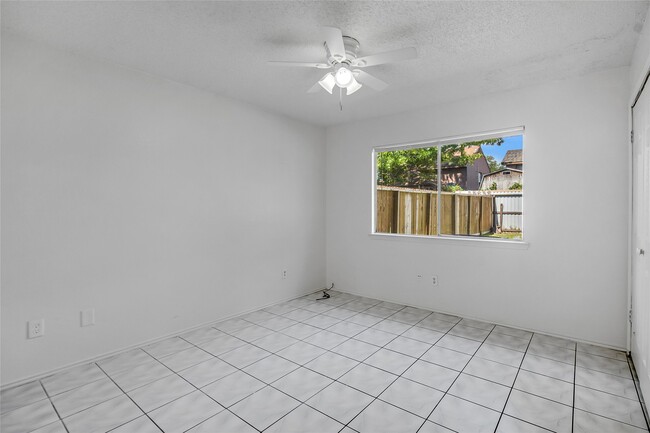 13718 Vira Ln in Houston, TX - Foto de edificio - Building Photo