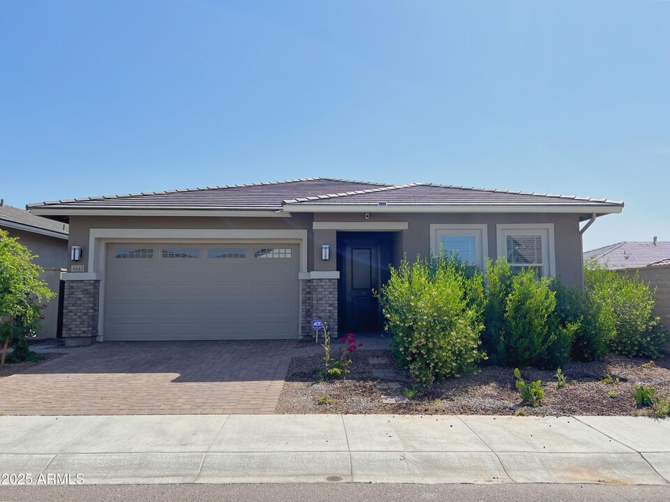 4443 N 201st Dr in Litchfield Park, AZ - Foto de edificio