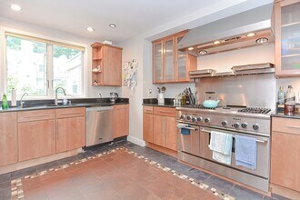 2 Elm St in Wellesley, MA - Building Photo - Building Photo