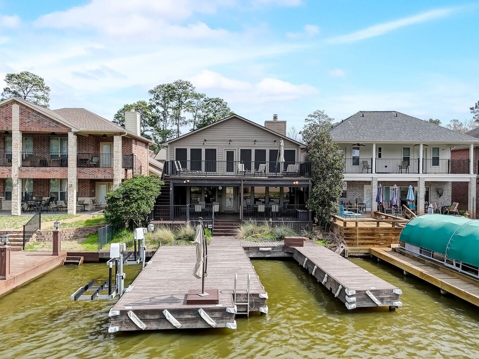 3227 Poe Dr in Montgomery, TX - Foto de edificio