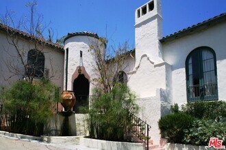 2243 E Live Oak Dr in Los Angeles, CA - Building Photo - Building Photo