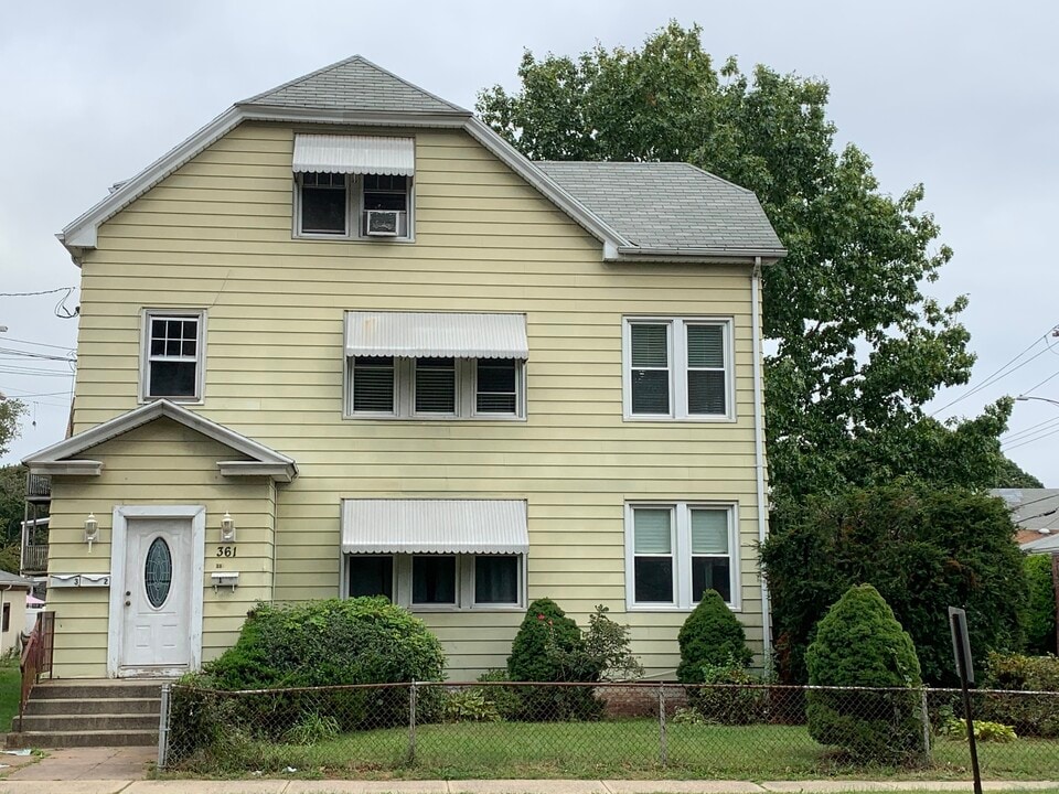 361 Savin Ave in West Haven, CT - Foto de edificio