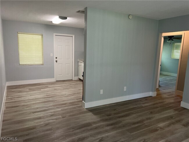 337 Tudor Dr in Cape Coral, FL - Building Photo - Building Photo