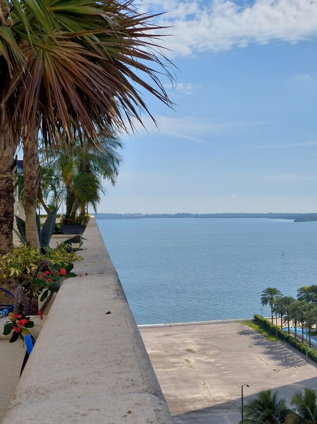 1200 Brickell Bay Dr, Unit 1918 in Miami, FL - Foto de edificio - Building Photo