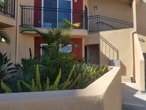 1001 Doyle Pl, Unit B201 in Los Angeles, CA - Foto de edificio - Building Photo