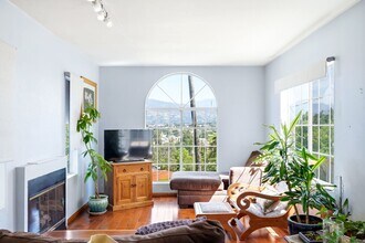 612 Alta Vista Dr in Glendale, CA - Building Photo - Building Photo