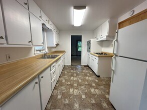 2104 Iowa St in Cedar Falls, IA - Building Photo - Building Photo