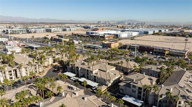 7185 S Durango Dr in Las Vegas, NV - Building Photo - Building Photo