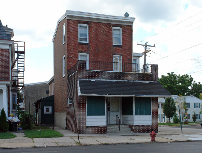 1032 W Main St in Norristown, PA - Foto de edificio - Building Photo