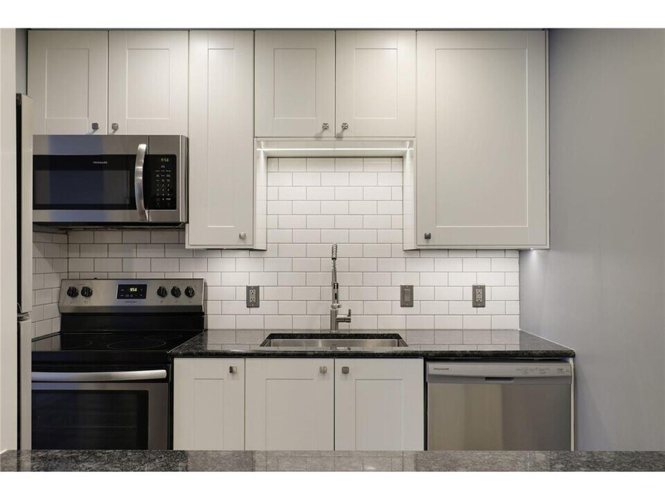 35 Nathan Ln N in Plymouth, MN - Building Photo