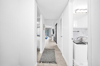 1670 NE 191st St in Miami, FL - Building Photo - Building Photo
