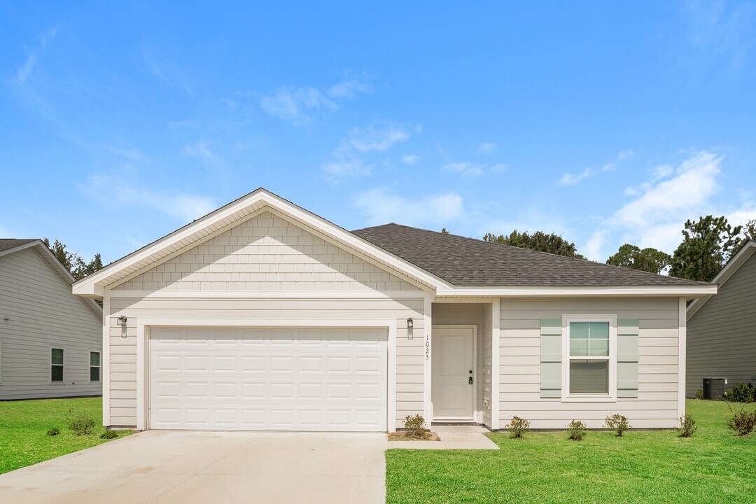 1025 Autumns Wood Cir E in Brunswick, GA - Building Photo