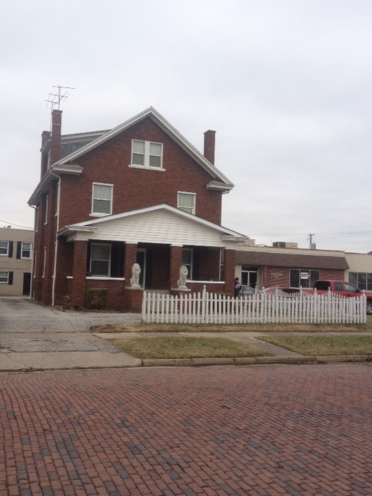 704 10th Ave in Huntington, WV - Building Photo