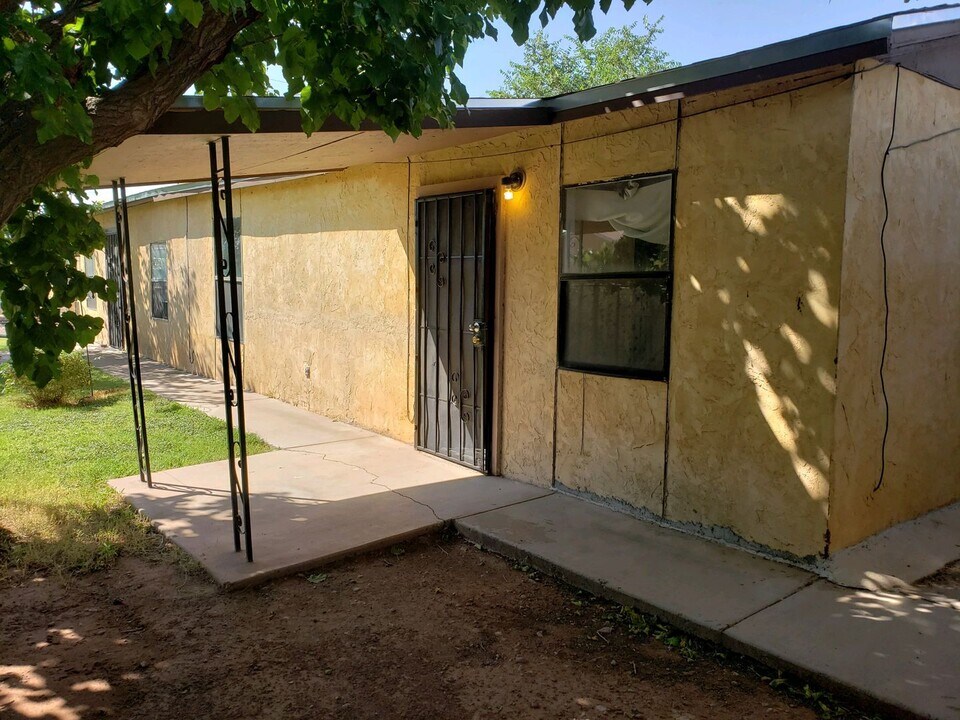 207 Delaware Ave in Alamogordo, NM - Building Photo