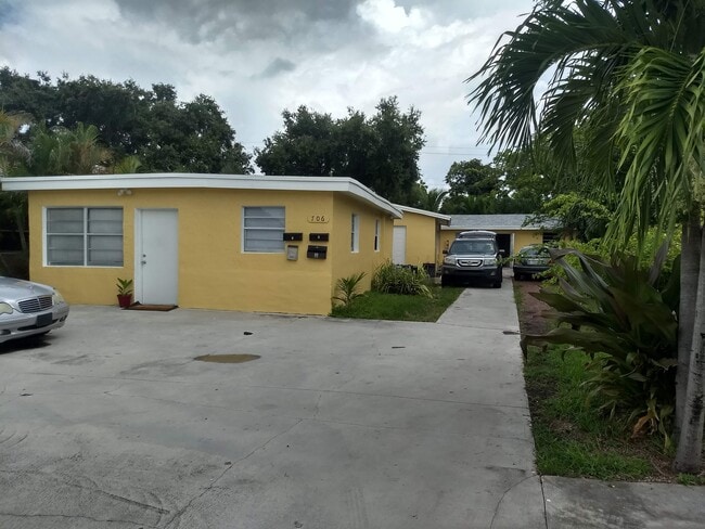 706 SW 4th Ter, Unit 4