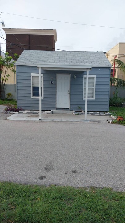 5 Cook St in Riviera Beach, FL - Building Photo