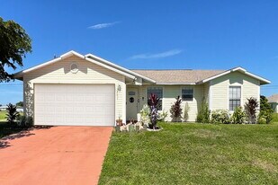 2015 NE 18th St in Cape Coral, FL - Building Photo
