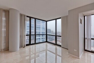 210 S Desplaines St in Chicago, IL - Building Photo - Building Photo