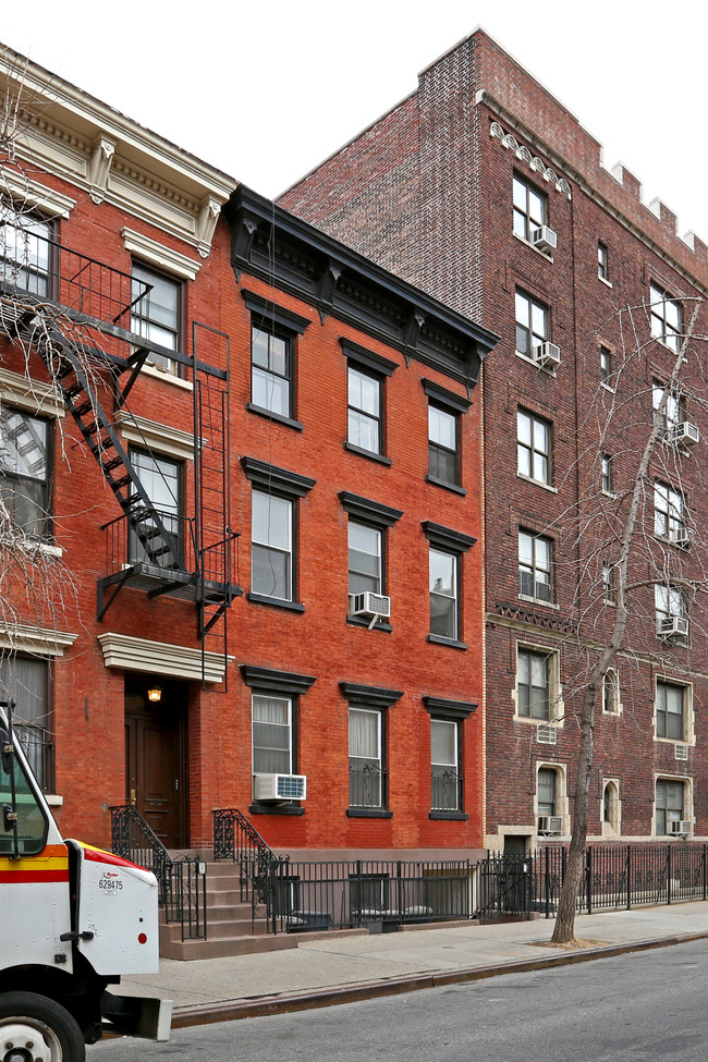 327 W 18th St in New York, NY - Building Photo - Building Photo