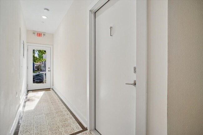 329 16th St SE, Unit Condo from rent in Washington, DC - Foto de edificio - Building Photo