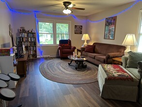 710 E Main St in Mahomet, IL - Foto de edificio - Building Photo