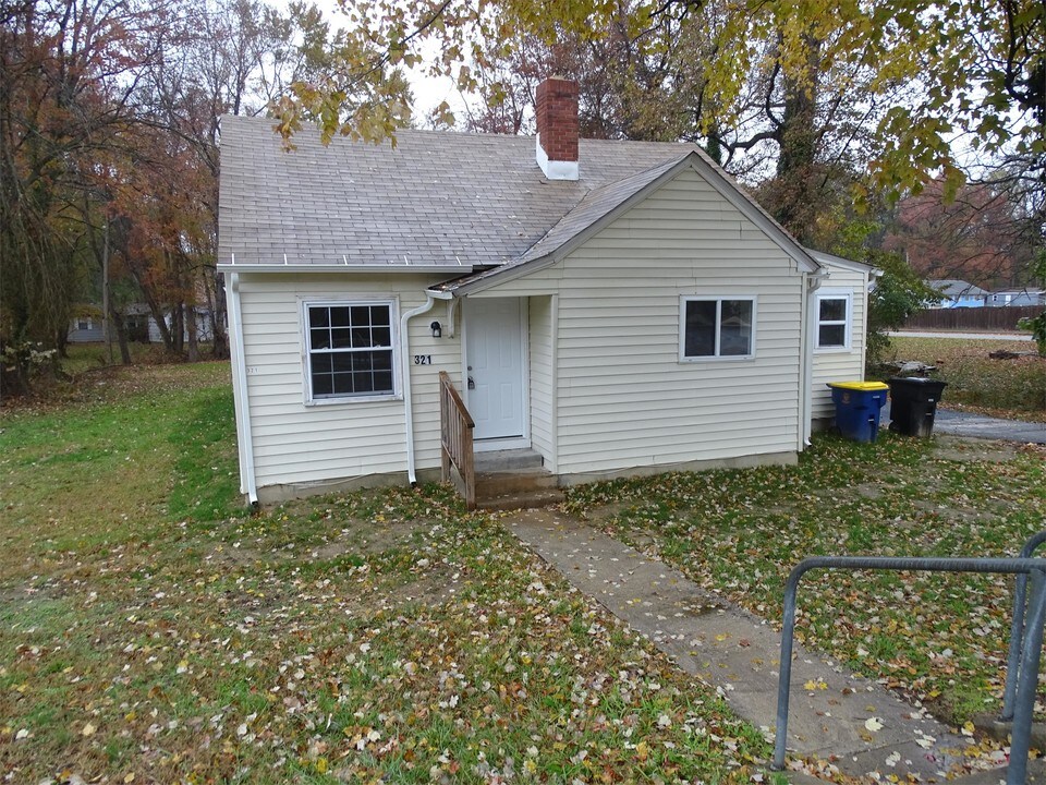 321 College Rd in Dover, DE - Building Photo